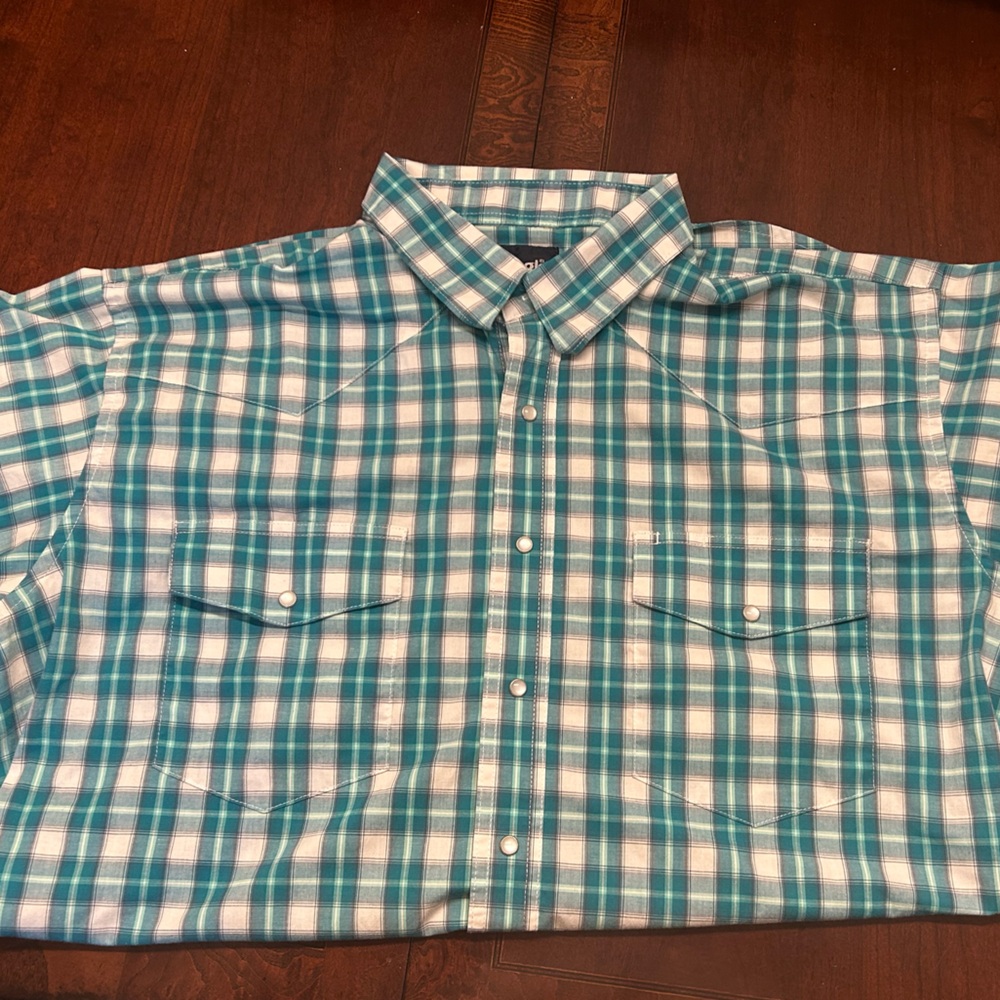 Wrangler pearl snapped shirt 
Mens XL